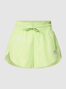 ADIDAS SPORTSWEAR Shorts mit Label-Detail in Neon Gruen, Größe XS