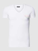 Emporio Armani T-Shirt mit V-Ausschnitt Modell 'RAINBOW LOGO' in Weiss...