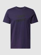 Fred Perry T-Shirt mit  Label-Print in Violett, Größe S
