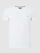 Tommy Hilfiger Slim Fit T-Shirt mit V-Ausschnitt in Weiss, Größe S