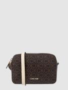 CK Calvin Klein Crossbody Bag mit Logo-Muster in Dunkelbraun, Größe On...