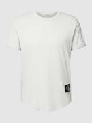 Calvin Klein Jeans T-Shirt mit Label-Patch in Silber, Größe XS