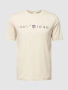 Gant T-Shirt mit Label-Print in Sand, Größe XL