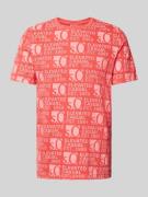 s.Oliver RED LABEL T-Shirt mit Allover-Label-Print in Koralle, Größe S
