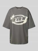 Review Oversized T-Shirt mit Label-Print in Dunkelgrau, Größe XXS