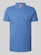 Tommy Jeans Slim Fit Poloshirt mit Logo-Stitching in Blau, Größe S