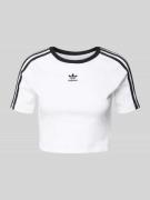 adidas Originals Cropped T-Shirt mit Label-Print in Weiss, Größe L