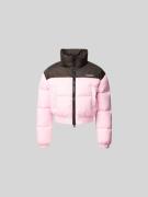 VETEMENTS Cropped Steppjacke mit Eingrifftaschen in Pink, Größe S