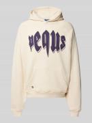 PEQUS Hoodie mit Label-Print Modell 'Outlined Mythic Logo' in Sand, Gr...