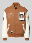 Carhartt Work In Progress Collegejacke mit Label-Patches in Mittelbrau...