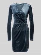 mbyM Knielanges Kleid mit V-Ausschnitt Modell 'MADENA' in Rauchblau, G...