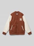 adidas Originals College-Jacke mit Label-Patch in Cognac, Größe 140