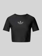 adidas Originals Cropped T-Shirt mit Strasssteinbesatz in Black, Größe...