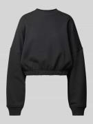 adidas Originals Cropped Sweatshirt mit Rundhalsausschnitt in Black, G...