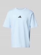 ADIDAS SPORTSWEAR T-Shirt mit Logo-Stitching in Bleu, Größe L