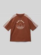 adidas Originals T-Shirt mit Label-Print in Cognac, Größe 152