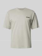 REVIEW T-Shirt mit Label-Print in Mittelgrau, Größe S