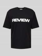 REVIEW T-Shirt mit Label-Print in Black, Größe L