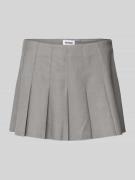 WEEKDAY Minirock mit gelegten Falten in Mittelgrau, Größe S