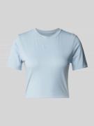 Nike Cropped T-Shirt mit Label-Stitching in Hellblau, Größe XL