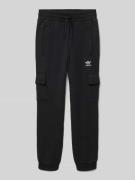 adidas Originals Regular Fit Sweatpants mit Cargotaschen in Black, Grö...