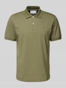Lacoste Classic Fit Poloshirt mit Label-Badge in Khaki, Größe M
