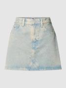 Tommy Jeans Jeansrock mit Logo-Stitching Modell 'IZZIE' in Hellblau, G...