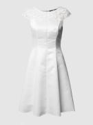 Swing Brautkleid mit floralem Besatz in Offwhite, Größe 36