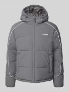 REVIEW Steppjacke mit Reißverschlusstaschen und Label-Detail in Dunkel...