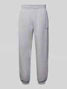 KARL KANI Relaxed Fit Sweatpants mit Label-Stitching in Hellgrau Melan...