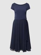 Vera Mont Cocktailkleid mit Bindegürtel in Dunkelblau, Größe 42