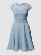 Swing Cocktailkleid mit Spitzenbesatz in Hellblau, Größe 40