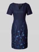 WHITE LABEL Knielanges Kleid mit V-Ausschnitt in Marine, Größe 48