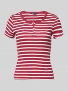 Tommy Jeans T-Shirt mit kurzer Knopfleiste in Bordeaux, Größe S