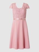 Luxuar Cocktailkleid mit Ziersteinen und floralen Stickereien in Rose,...