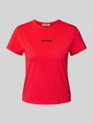 Review T-Shirt mit Label-Print in Kirsche, Größe L