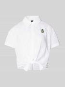 Marc Cain Cropped Bluse mit Lochstickerei und Knotendetail in Weiss, G...