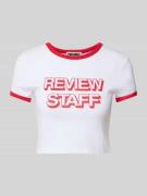 Review Cropped T-Shirt mit Label-Print in Weiss, Größe L