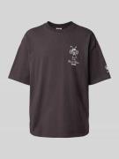 DEUS EX MACHINA T-Shirt mit Label-Print in Anthrazit, Größe L