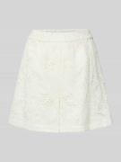 YAS High Waist Shorts mit Lochstickerei Modell 'SAGGA' in Weiss, Größe...