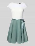 Swing Knielanges Cocktailkleid mit Rundhalsausschnitt in Hellgruen, Gr...