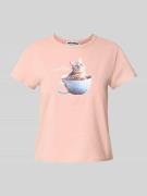 Review T-Shirt mit Motiv- und Label-Print in Altrosa, Größe L