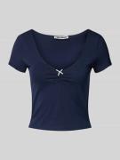 Review Cropped T-Shirt mit V-Ausschnitt in Marine, Größe L