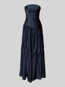 Luxuar Abendkleid mit Raffungen und Volantsaum in Dunkelblau, Größe 32