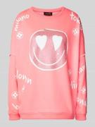 miss goodlife Oversized Sweatshirt mit Ziersteinbesatz in Neon Pink, G...