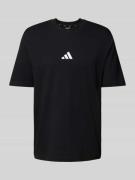 adidas Sportswear T-Shirt mit Label-Stitching in Black, Größe L