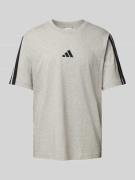 adidas Sportswear T-Shirt mit Logo-Stitching in Hellgrau, Größe L