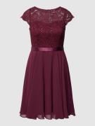 Jake*s Cocktail Knielanges Cocktailkleid mit Spitzenbesatz in Bordeaux...