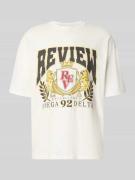 REVIEW T-Shirt mit Label-Print und Rundhalsausschnitt in Offwhite, Grö...