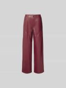 ROTATE Straight Fit Stoffhose in Leder-Optik in Bordeaux, Größe 34